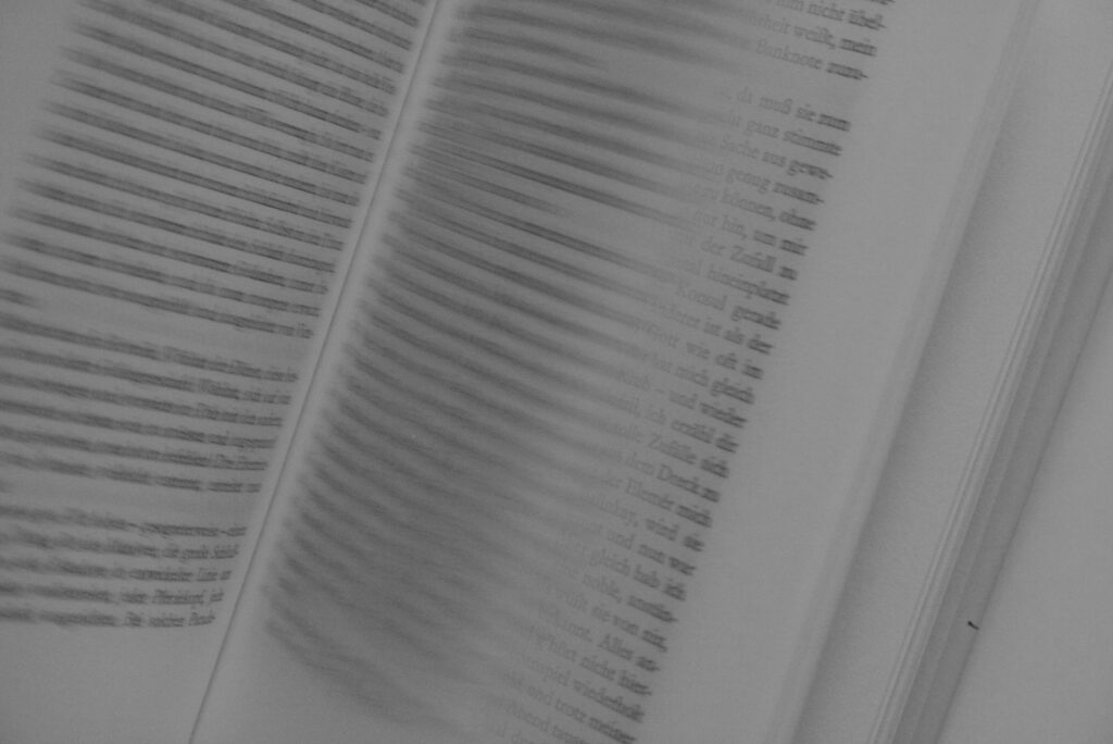 Ein aufgeschlagenes Buch.
